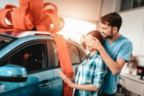 O que significa sonhar que está comprando carro? Novo, vermelho e mais!