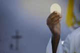 Sonhar com hóstia: padre dando, quebrada, caindo, consagrada e mais!