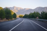 O que significa sonhar com estrada: sem fim, esburacada e mais!