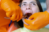 Sonhar que está arrancando dente: com a mão, em um dentista e mais!