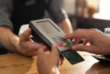 O que significa sonhar com cartão? De crédito, de débito, de vacina e mais!