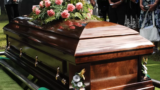 Sonhar com caixão fechado: vazio, com morto dentro, no velório e mais!