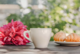 Sonhar com xícara: quebrada, de café, de chá, caindo, branca e mais!