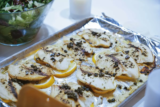 O que significa sonhar com peixe cozido? No prato, panela e mais!