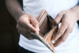 O que significa sonhar com pagar? Conta, dívida, multa, banco e mais!